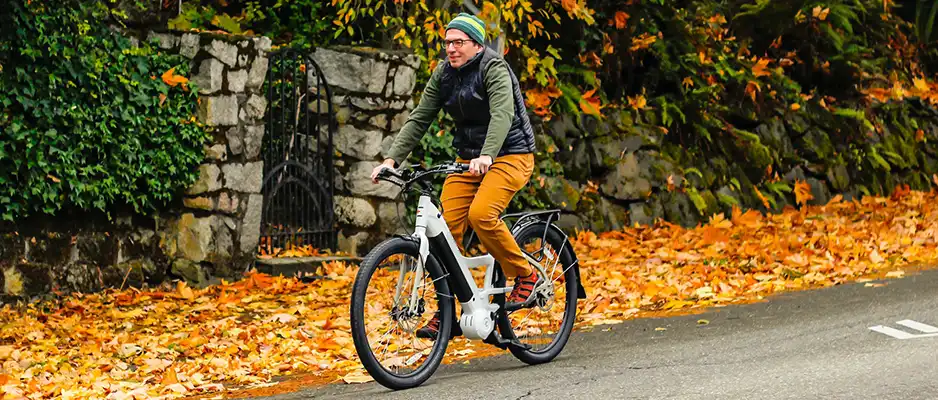 Man som cyklar på elcykel på väg till jobbet
