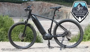 Momas Ultimate+ parkerad ovanför brant grusbacke