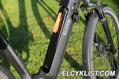 Ecoride Tripper 4 ståendes i solen med batterilocket borttaget